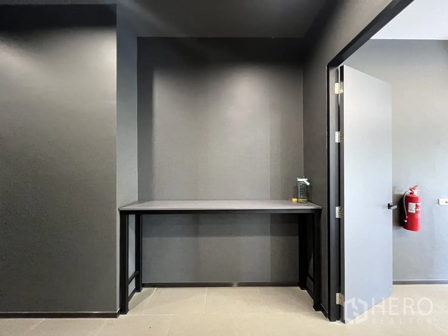 货栈 出售在Lat Krabang, Bangkok - 过道角落的工作台与壁挂灭火器。