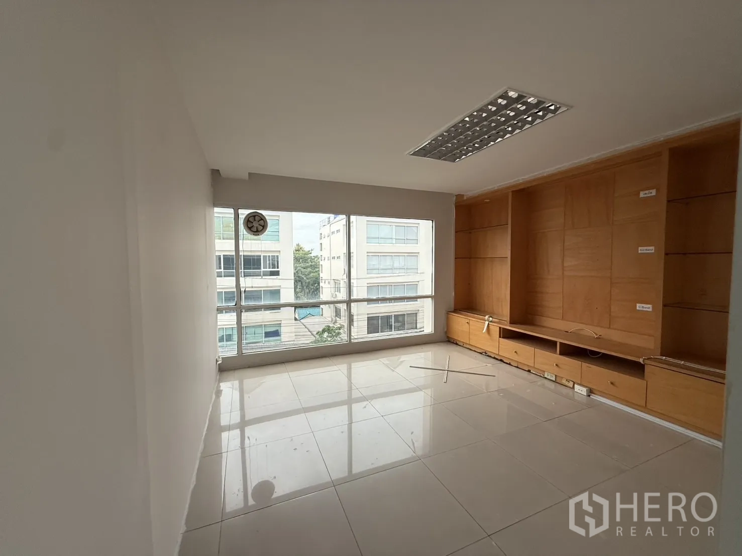 办公空间 出租在Bueng Kum, Bangkok - 私密办公室，大落地窗与内置木质书柜。