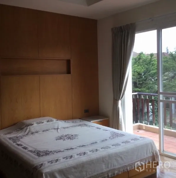 บ้าน ให้เช่าในBang Phli, Samut Prakan - ห้องนอนหลักเปิดสู่ระเบียงส่วนตัว ด้วยประตูกระจกบานเลื่อนและผ้าม่าน
