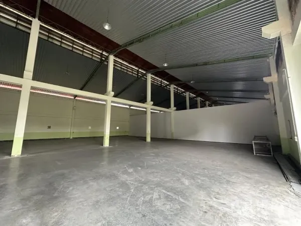 Warehouse for rent in Lat Krabang, Bangkok - Open‑plan warehouse area with metal roof, clear span bays and smooth concrete floor.