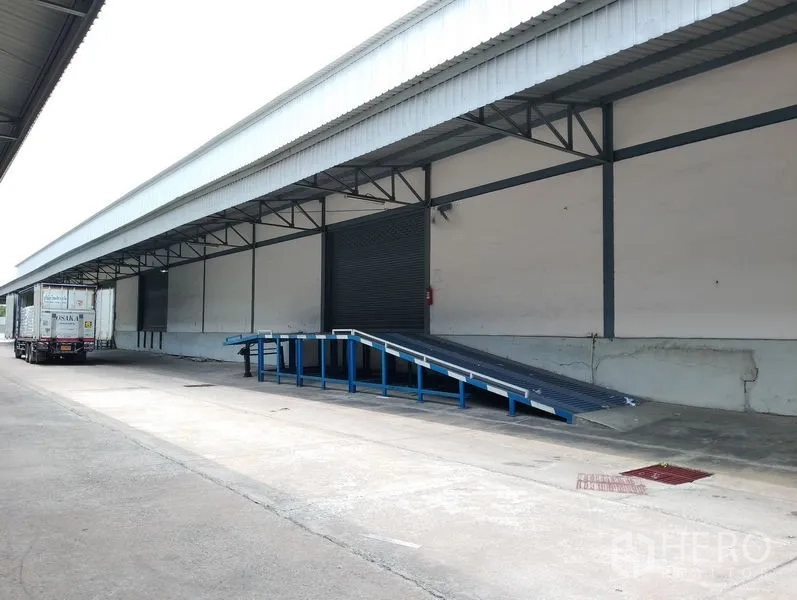 货栈 出租在Bang Phli, Samut Prakan - 装卸区设可调坡道与集装箱卡车，长条形带顶月台。