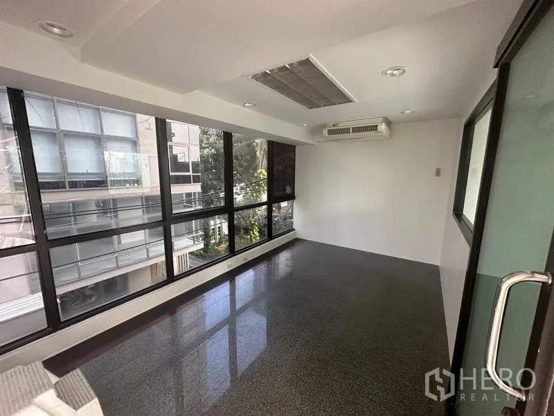 办公空间 出租在Sathon, Bangkok - 小型办公间，落地窗、壁挂空调与抛光花岗岩地面，城市景观。