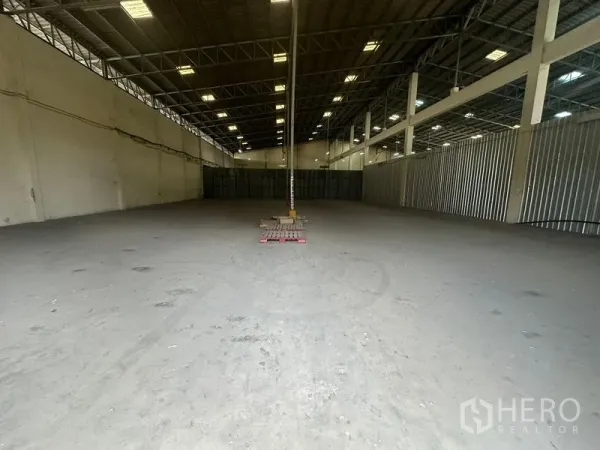 Warehouse for rent in Yan Nawa, Bangkok - Large unobstructed warehouse bay with grid lighting and a central column.