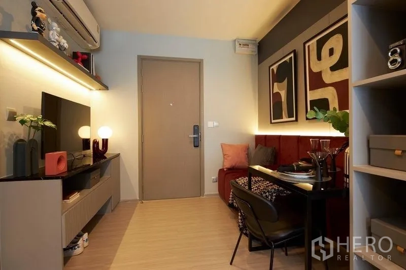 公寓 出售在Ratchathewi, Bangkok - 现代公寓客厅，电视柜、暖色灯光与小型用餐区。