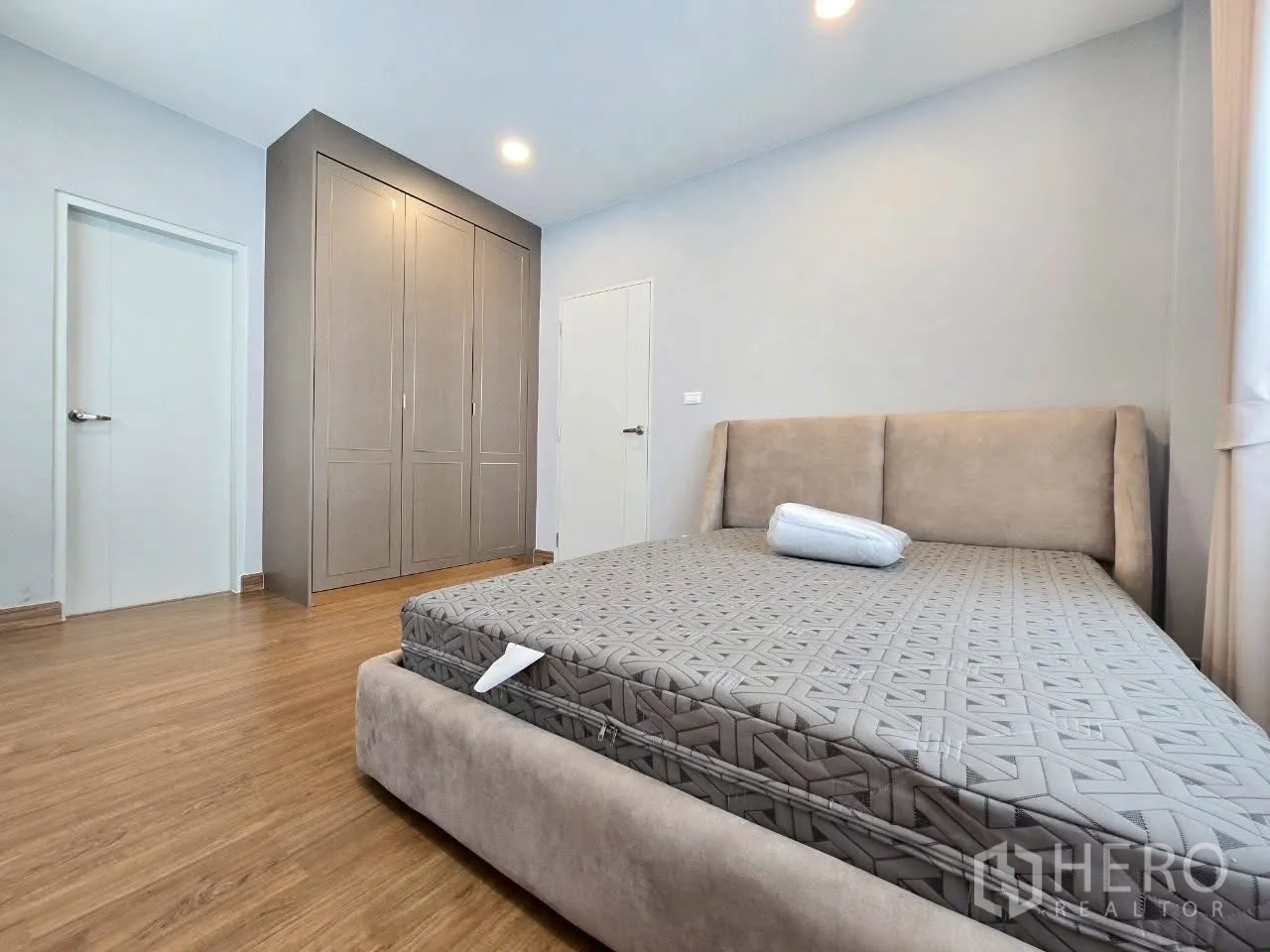 Detached House for rent in Bang Phli, Samut Prakan - Bright bedroom with upholstered bed and built‑in wardrobe