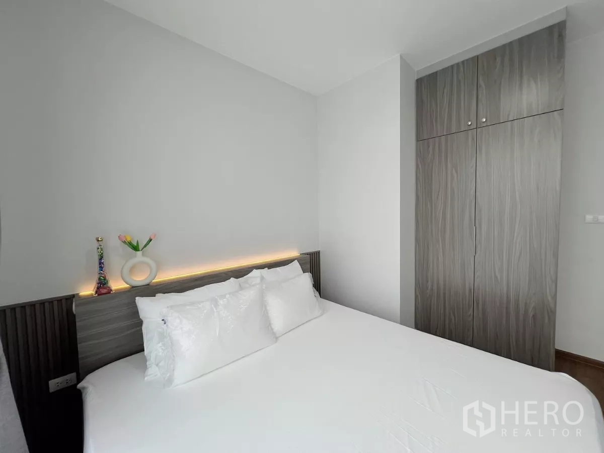 Townhouse for rent in Bang Phli, Samut Prakan - Second bedroom with soft headboard lighting and built-in closet.