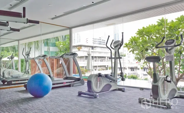 คอนโด ให้เช่าหรือขายในWatthana, Bangkok - ห้องฟิตเนสผนังกระจกพร้อมลู่วิ่ง จักรยาน และวิวเมือง