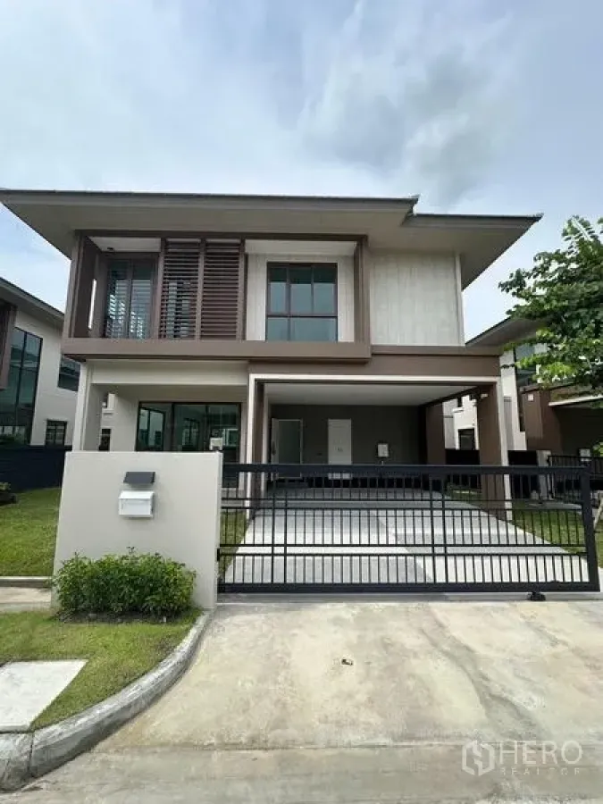 独立式住宅 出租在Bang Kapi, Bangkok - 正立面外观，现代立体雨棚与安全大门的独立屋。