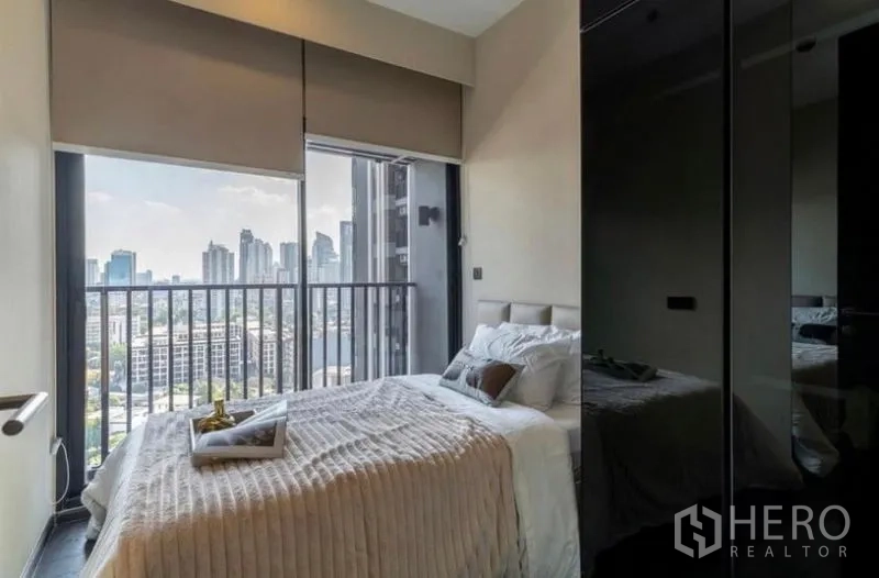 公寓 出售在Watthana, Bangkok - 次卧连接阳台可观城市天际线，配玻璃衣柜