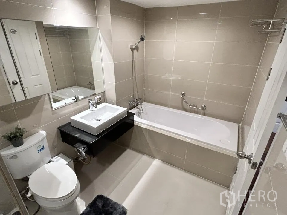 คอนโด for rent in Huai Khwang, Bangkok - ห้องน้ำพร้อมอ่างอาบน้ำ ฝักบัวมือ และอ่างล้างหน้า