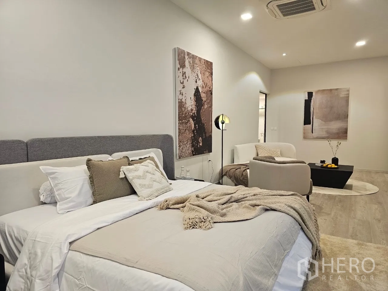 Detached House for rent in Saphan Sung, Bangkok - Large suite layout with bed and separate sitting zone.