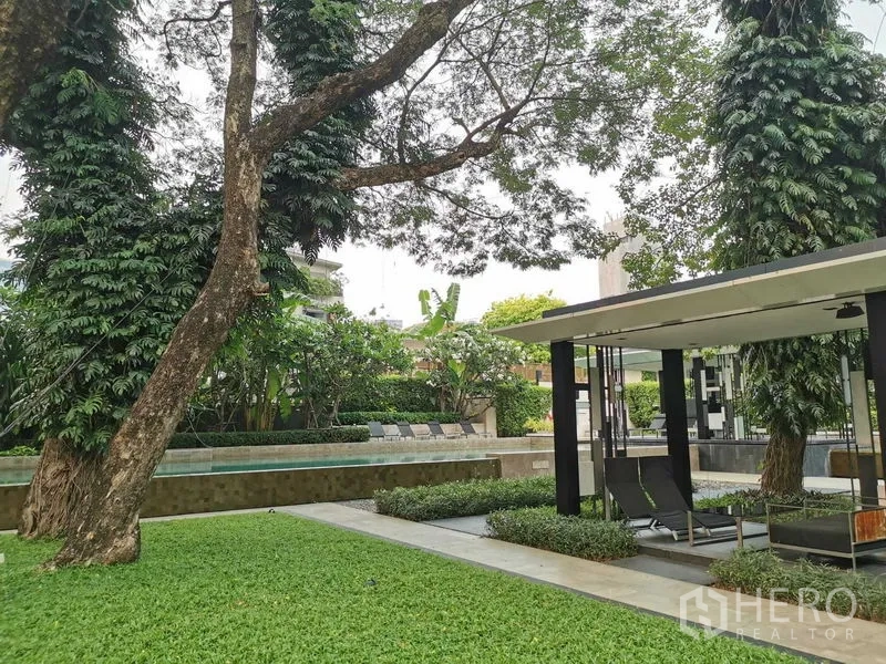 คอนโด ให้เช่า - สวนหย่อมร่มรื่นพร้อมศาลานั่งเล่น สนามหญ้า และพรรณไม้ข้างสระ