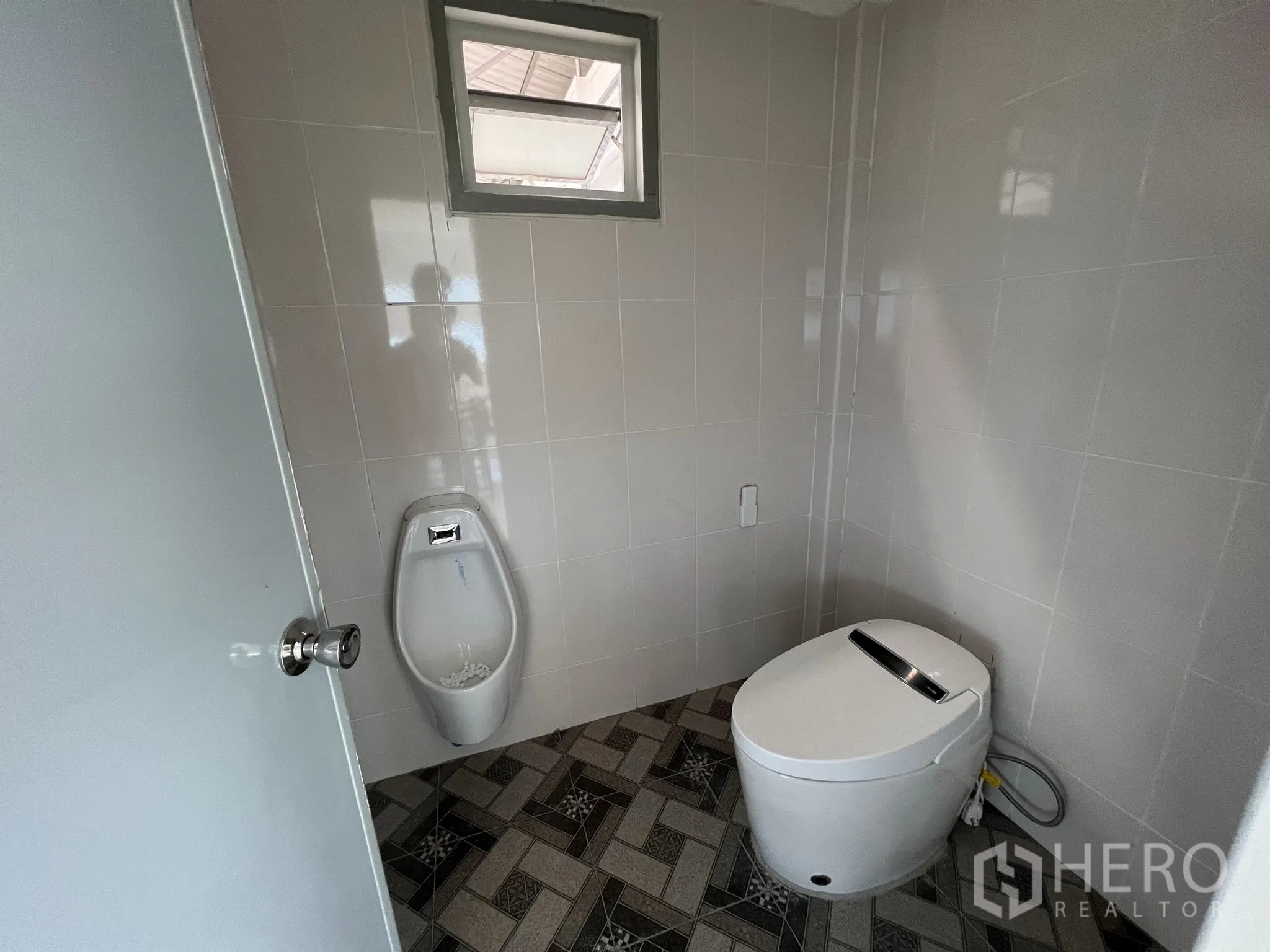 仓库 for sale in Lat Lum Kaeo, Pathum Thani - 瓷砖卫生间，配智能坐便器、小便池与通风窗。