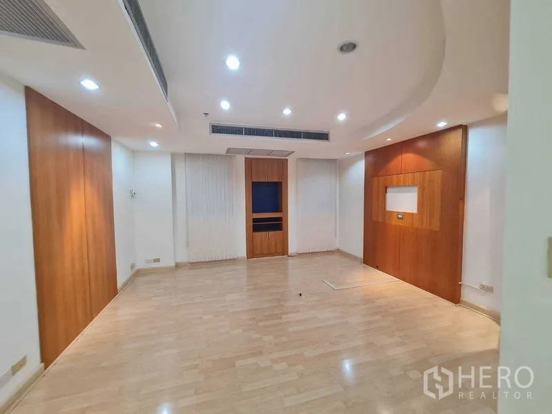 สำนักงาน ให้เช่าในRatchathewi, Bangkok - ห้องประชุมส่วนตัว ไฟดาวน์ไลท์ ผนังไม้ตกแต่ง และช่องแอร์กลาง