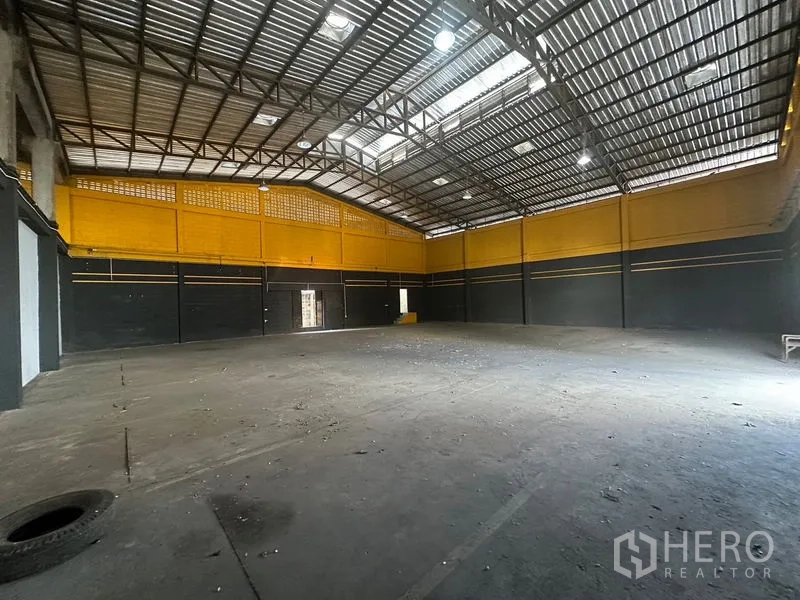 Warehouse for rent in Khlong Toei, Bangkok - Spacious Rama 4 warehouse interior with high ceiling, steel trusses and skylight panels.