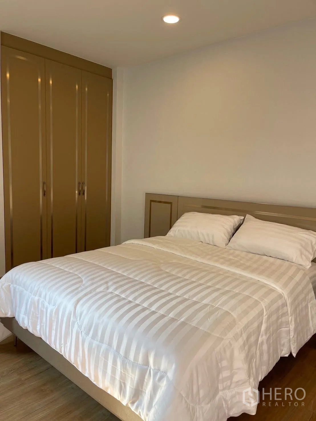 Detached House for rent in Bang Phli, Samut Prakan - Bright bedroom with white bedding and gold-toned wardrobes.