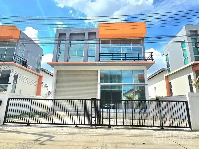 คลังสินค้า ให้เช่าในBang Khun Thian, Bangkok - อาคารโกดังสามชั้นสไตล์โมเดิร์น บางขุนเทียน พร้อมรั้วและประตูม้วนขนาดใหญ่