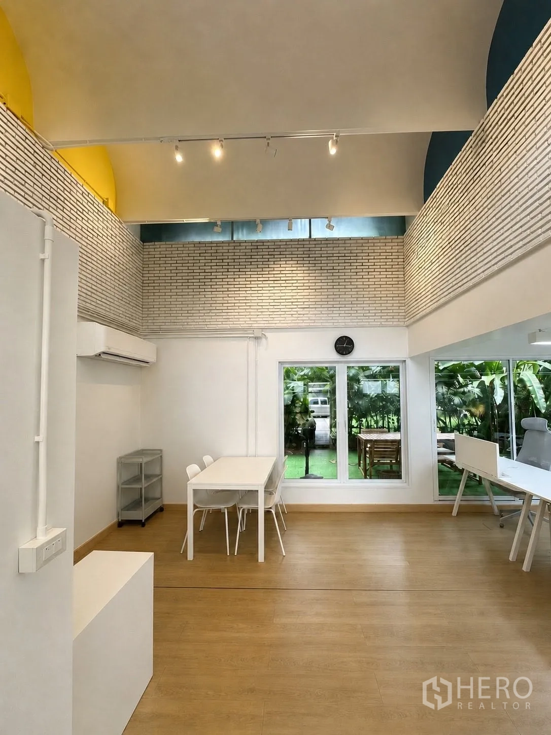 办公室 for rent in Phaya Thai, Bangkok - 挑高空间配拱形天花、大窗与桌椅。