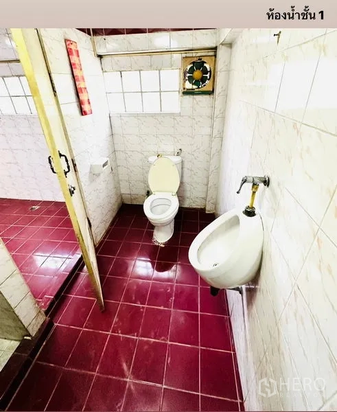 店屋 出租在Watthana, Bangkok - 卫生间配坐便与挂墙小便器，酒红色地砖。