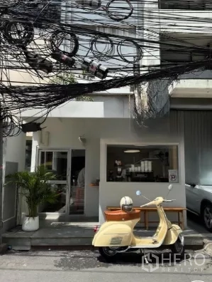 พื้นที่ขายปลีก ให้เช่าในWatthana, Bangkok - ด้านหน้าพื้นที่ร้านค้าระดับพื้นถนน พร้อมประตูกระจกและช่องเสิร์ฟ ในย่านทองหล่อ เขตวัฒนา กรุงเทพฯ