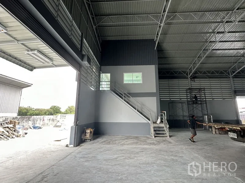 โรงงาน ให้เช่าในPathum Thani - ภายในโรงงานเพดานสูง มีบล็อกสำนักงานยกระดับและบันไดข้างประตูม้วนขนาดใหญ่