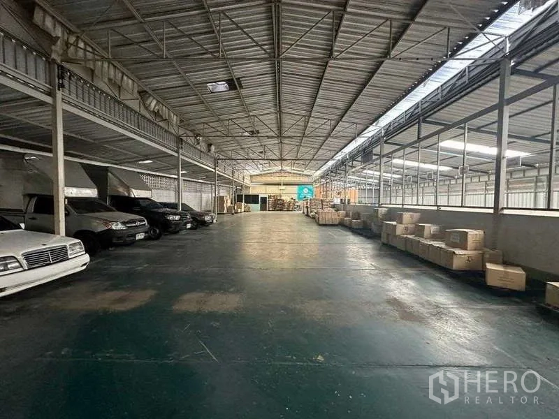 货栈 出租在Yan Nawa, Bangkok - 宽阔的过道与覆盖式装卸/停车位，可停卡车与轿车，天窗带来自然采光。