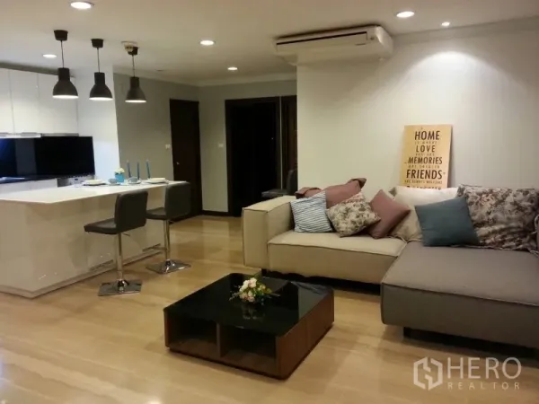 คอนโด ให้เช่าหรือขายในWatthana, Bangkok - ห้องนั่งเล่นโซฟาเข้ามุม โต๊ะกลาง และที่นั่งบาร์หน้าไอส์แลนด์