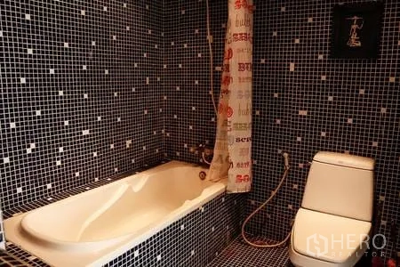 คอนโด ให้เช่าในRatchathewi, Bangkok - ห้องน้ำปูกระเบื้องโมเสกพร้อมอ่างอาบน้ำ ฝักบัวมือถือ และโถสุขภัณฑ์
