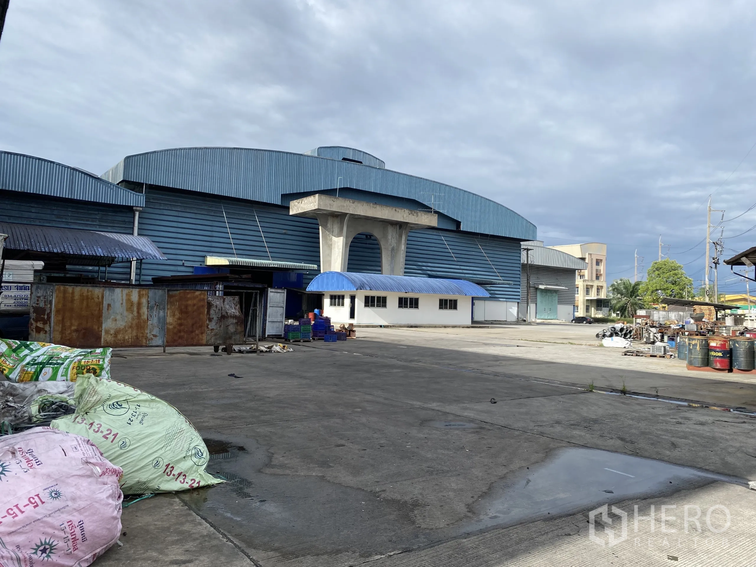 โรงงาน ให้เช่าในBan Phaeo, Samut Sakhon - อาคารโรงงานผนังเมทัลชีทสีน้ำเงิน พร้อมลานคอนกรีตกว้างสำหรับโลจิสติกส์