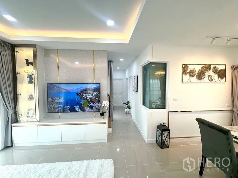 独立式住宅 出租 - 客厅电视背景柜一体化设计，通往走廊。