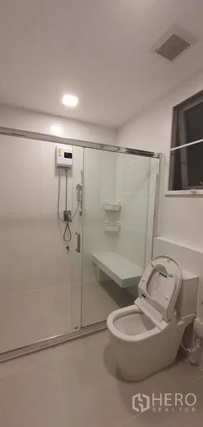 独立式住宅 出租 - 现代卫浴，玻璃淋浴间与智能马桶