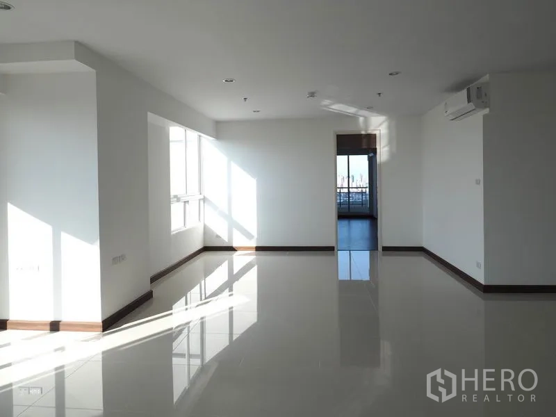 公寓 出租在Yan Nawa, Bangkok - 明亮的走道式起居区，大窗与通往阳台的门。