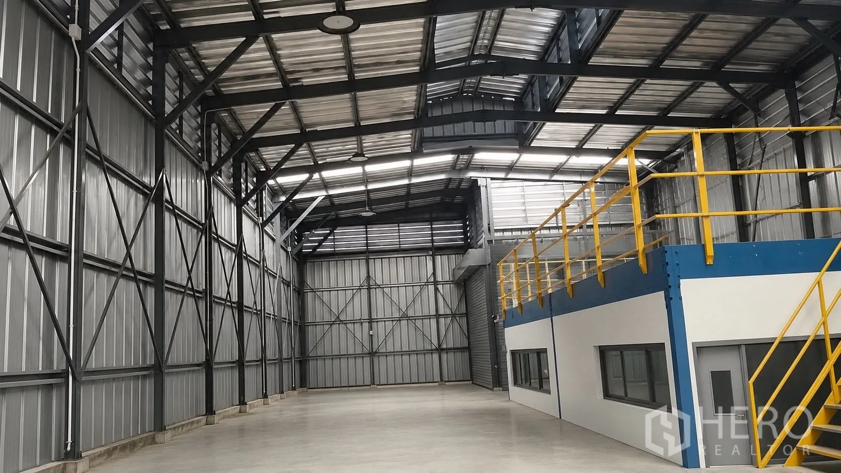 仓库 for rent in Don Mueang, Bangkok - 仓库内部，钢结构高顶、混凝土地面，带夹层办公室与卷帘门。