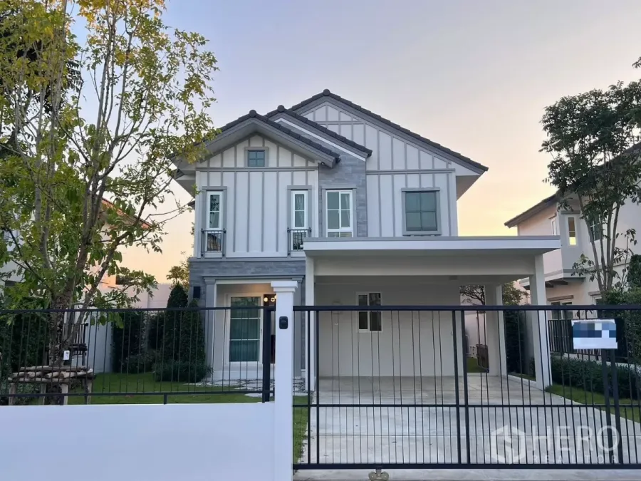 บ้าน ให้เช่าในBang Phli, Samut Prakan - ด้านหน้าบ้านเดี่ยว 2 ชั้น สไตล์โมเดิร์น มีกำแพงรั้วและที่จอดรถ พร้อมสนามหญ้า