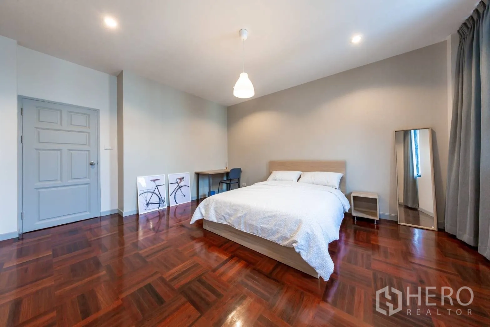 Home Office for rent in Bang Rak, Bangkok - Guest bedroom with desk, mirror and glossy parquet floors.