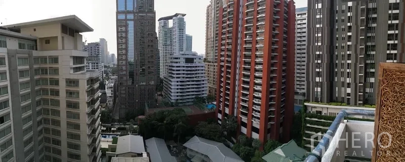 คอนโด ให้เช่าในPathum Wan, Bangkok - ระเบียงชั้นสูงมองเห็นวิวสกายไลน์และคอนโดมิเนียมรอบข้าง