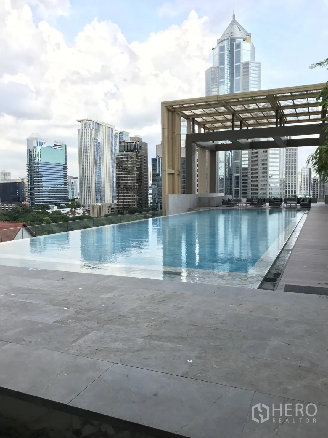 公寓 出租在Pathum Wan, Bangkok - 屋顶无边际泳池，城市景观与遮阳廊架。