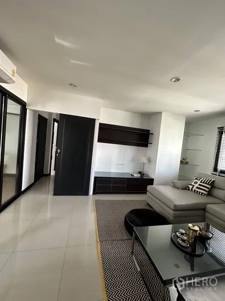 公寓 出租在Khlong Toei, Bangkok - 客厅另一视角，内置柜与走廊，亮面地砖。