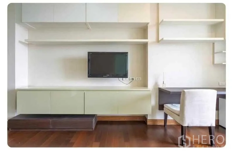 คอนโด ขายในWatthana, Bangkok - ชั้นวางทีวีแบบบิวท์อินพร้อมชั้นลอยและโต๊ะทำงาน