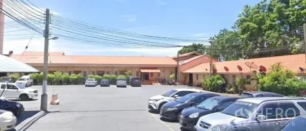 Retail Space for rent in Yan Nawa, Bangkok - Wide courtyard parking area with multiple cars and landscaped greenery.