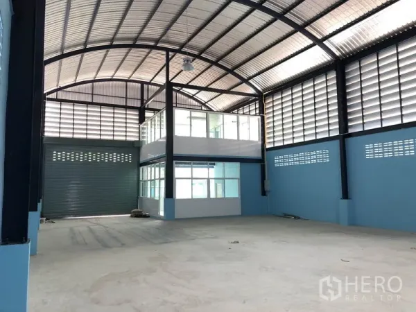 โรงงาน ให้เช่าหรือขายในBang Bua Thong, Nonthaburi - ฮอลล์การผลิตโปร่งโล่ง หลังคาเหล็กโค้งสูง พร้อมออฟฟิศกระจกชั้นลอย