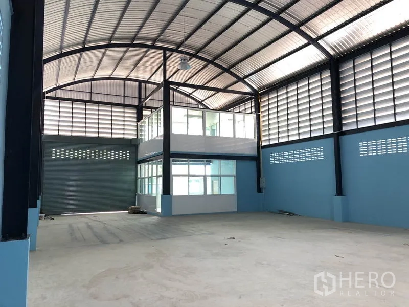 โรงงาน ให้เช่าหรือขายในBang Bua Thong, Nonthaburi - ฮอลล์การผลิตโปร่งโล่ง หลังคาเหล็กโค้งสูง พร้อมออฟฟิศกระจกชั้นลอย