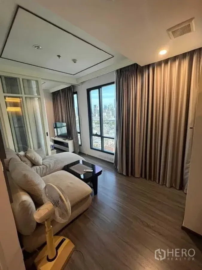 公寓 出售在Ratchathewi, Bangkok - 客厅一角设遮光窗帘与木地板，高窗俯瞰曼谷景色。