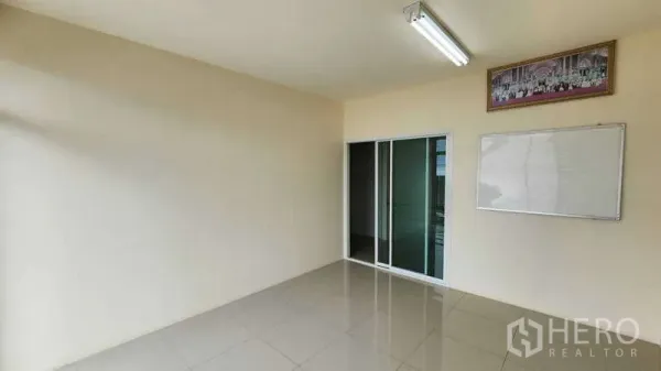 โรงงาน ให้เช่าในSamut Sakhon - ห้องทำงานสะอาด มีไฟเพดาน ประตูกระจกและกระดานผนัง