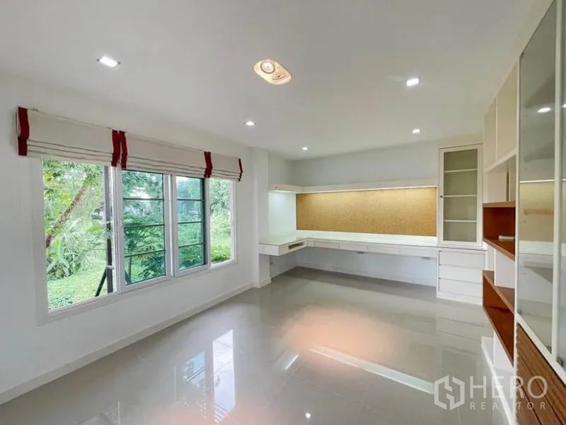 ทาวน์เฮาส์ ให้เช่าในPhasi Charoen, Bangkok - ห้องทำงานสว่าง บิลท์อินโต๊ะและชั้นวาง มองเห็นวิวต้นไม้