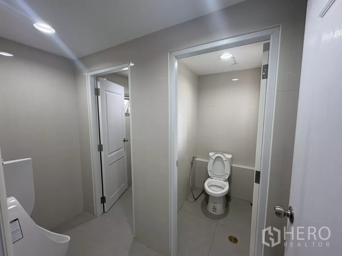 工厂 出租在Bang Phli, Samut Prakan - 干净的坐便隔间，现代洁具配置。