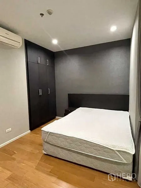 公寓 出租在Watthana, Bangkok - 次卧带嵌入式衣柜、空调与木地板。