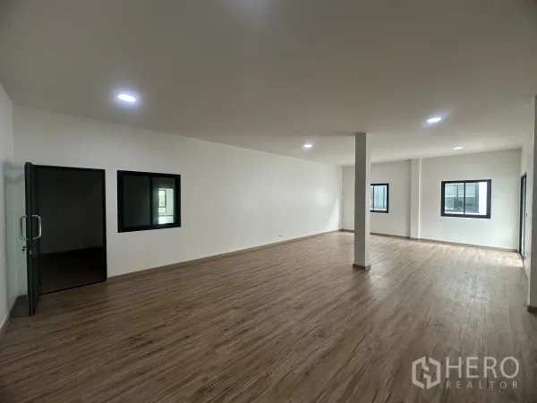 货栈 出售在Khlong Luang, Pathum Thani - 二层办公室，木纹地板、白墙与多扇窗户。