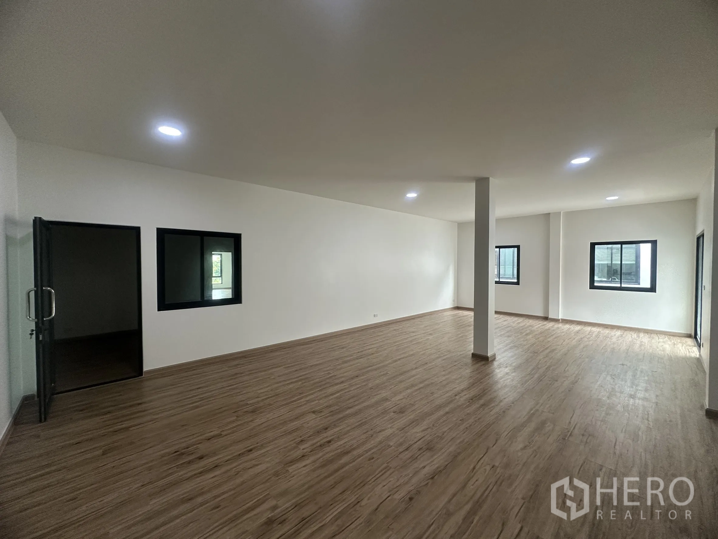 货栈 出售在Khlong Luang, Pathum Thani - 二层办公室，木纹地板、白墙与多扇窗户。
