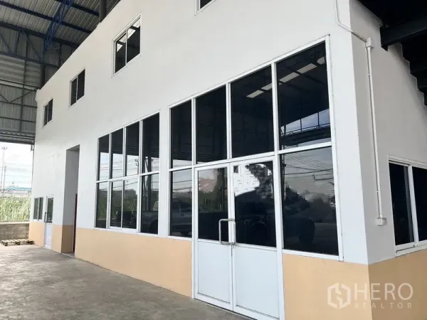 货栈 出租在Lat Krabang, Bangkok - 仓内玻璃办公区，设双开门与深色玻璃窗。